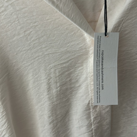 Cupcakes and Cashmere blouse - Picture 4 of 4